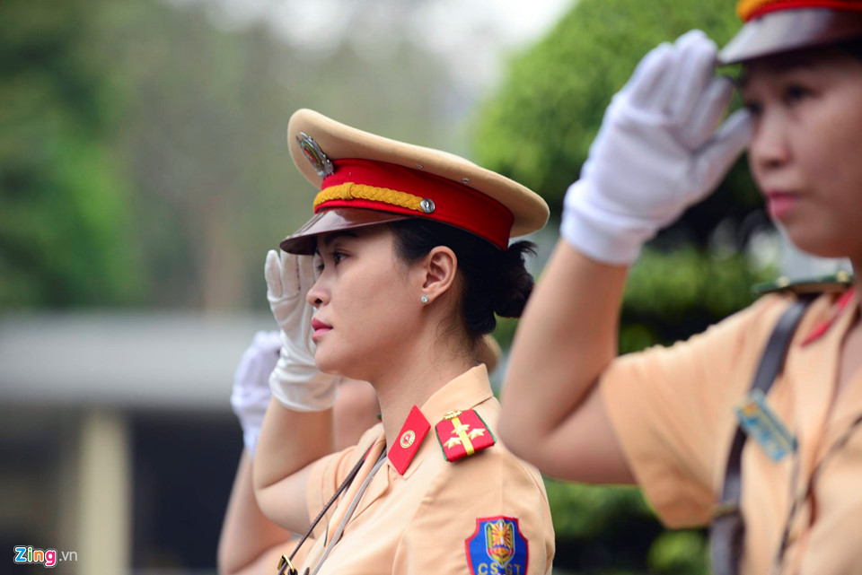 Người dân lập bàn thờ bên đường tiễn biệt ông Sáu Khải